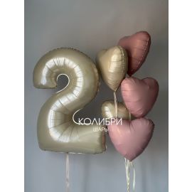 Фольгированная цифра и связка сердец